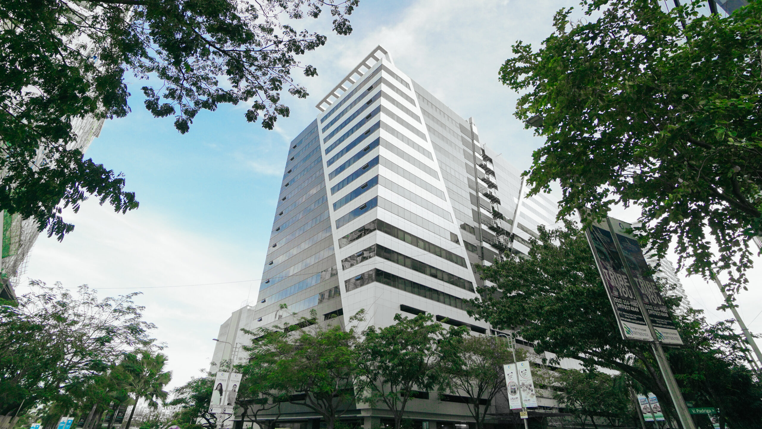 QQ English菲律賓語言學校位於商業大樓中